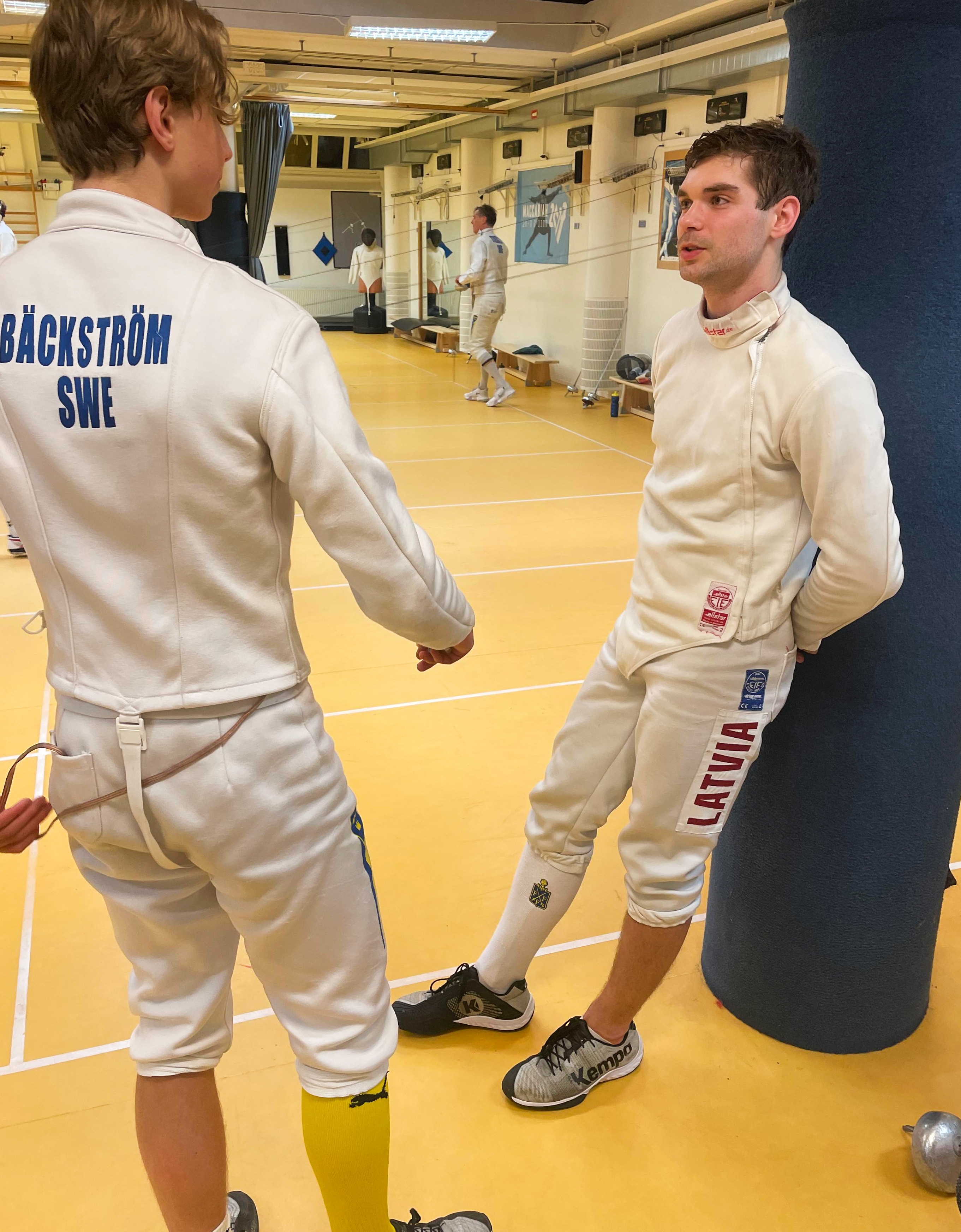Ernest och Ian diskuterar taktik inför direkten